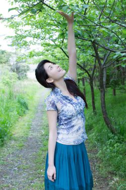 人妻扶着老板粗大进入